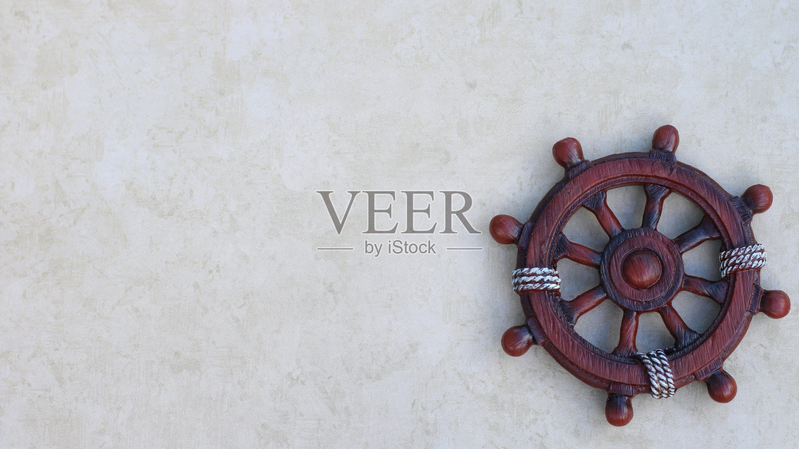 航海轮在一个棕褐色和白色的背景照片摄影图片