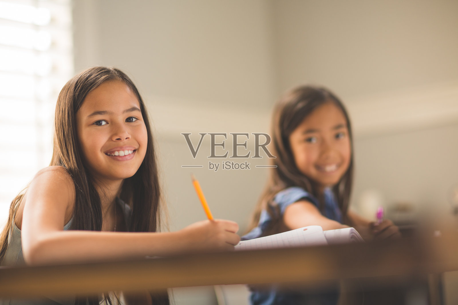 正在做功课的年轻女孩照片摄影图片