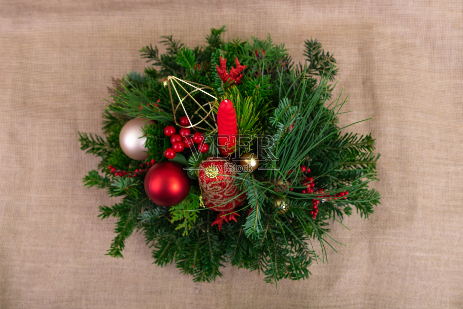 圣诞节餐桌上的天然装饰照片摄影图片