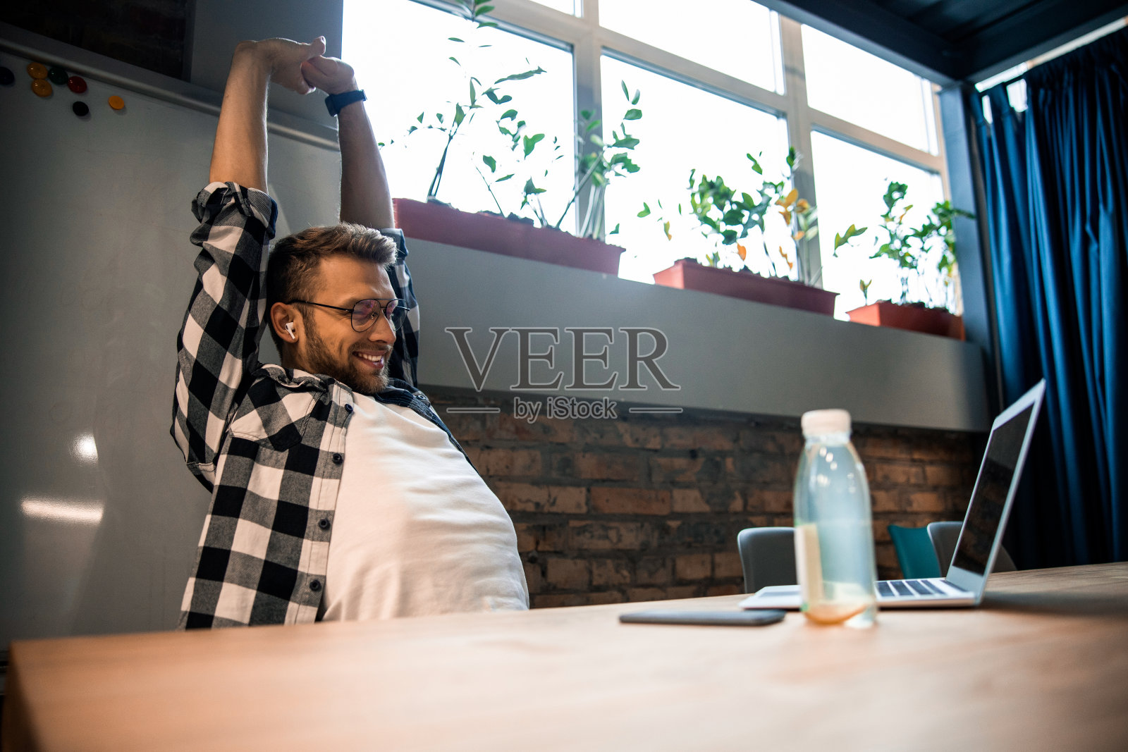 快乐的年轻人在办公室里伸展身体照片摄影图片