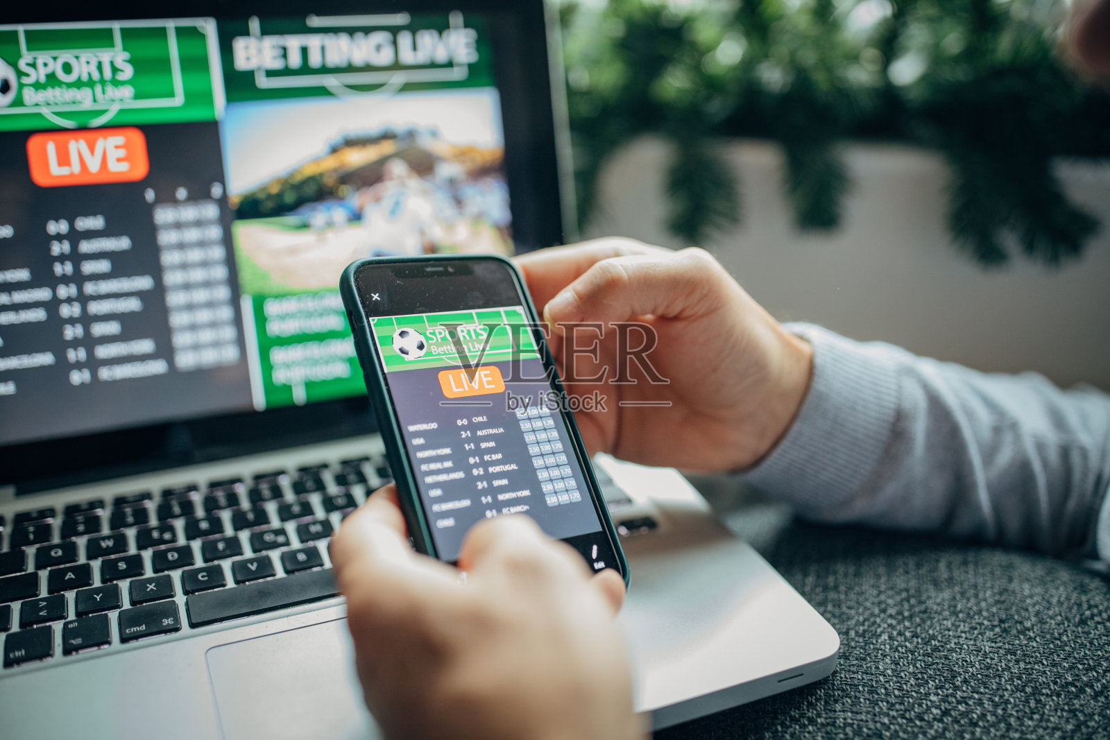 一个成熟的男人在用手机app赌球照片摄影图片