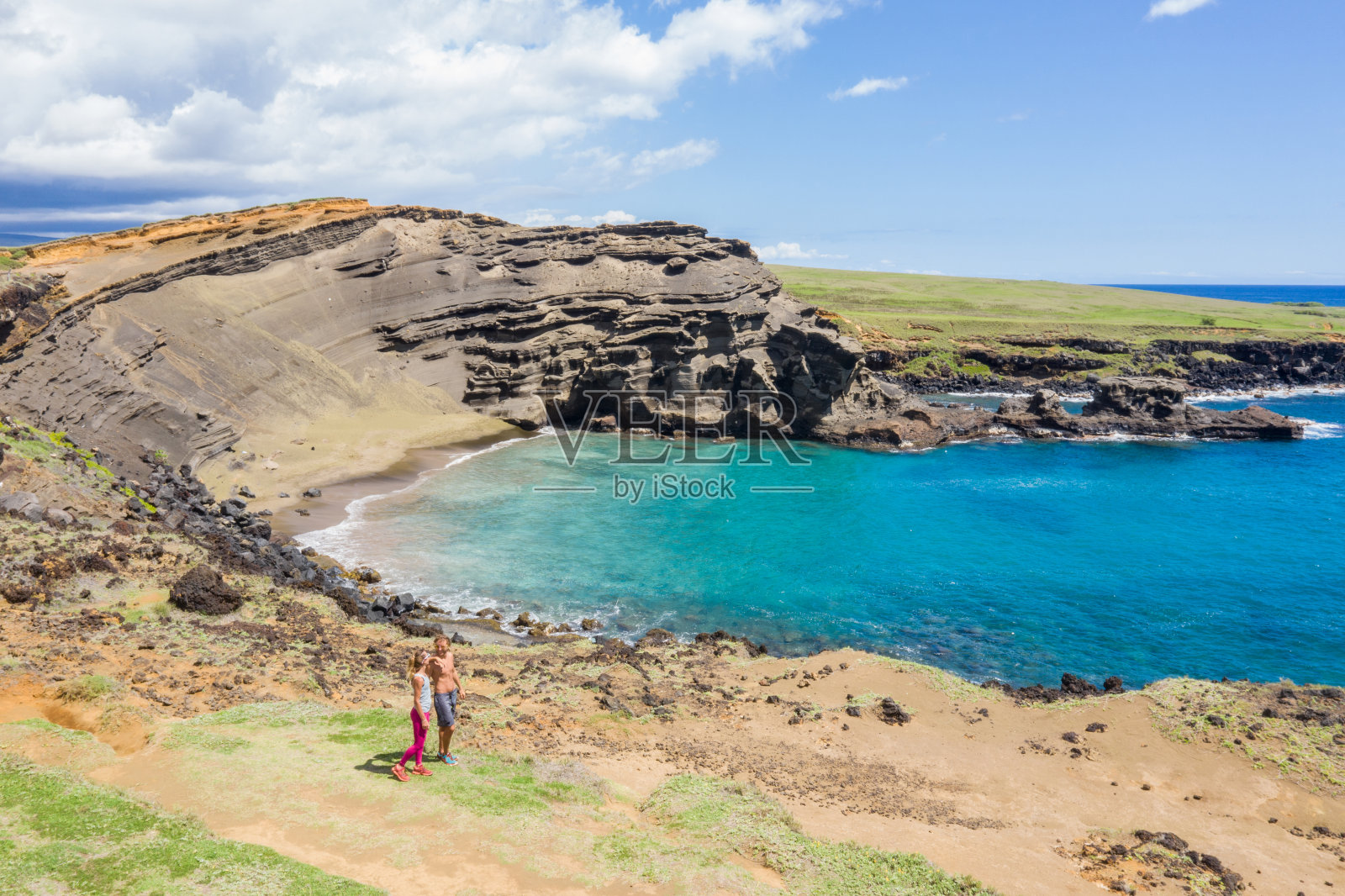 在夏威夷海岸线上徒步旅行的夫妇的无人机照片照片摄影图片
