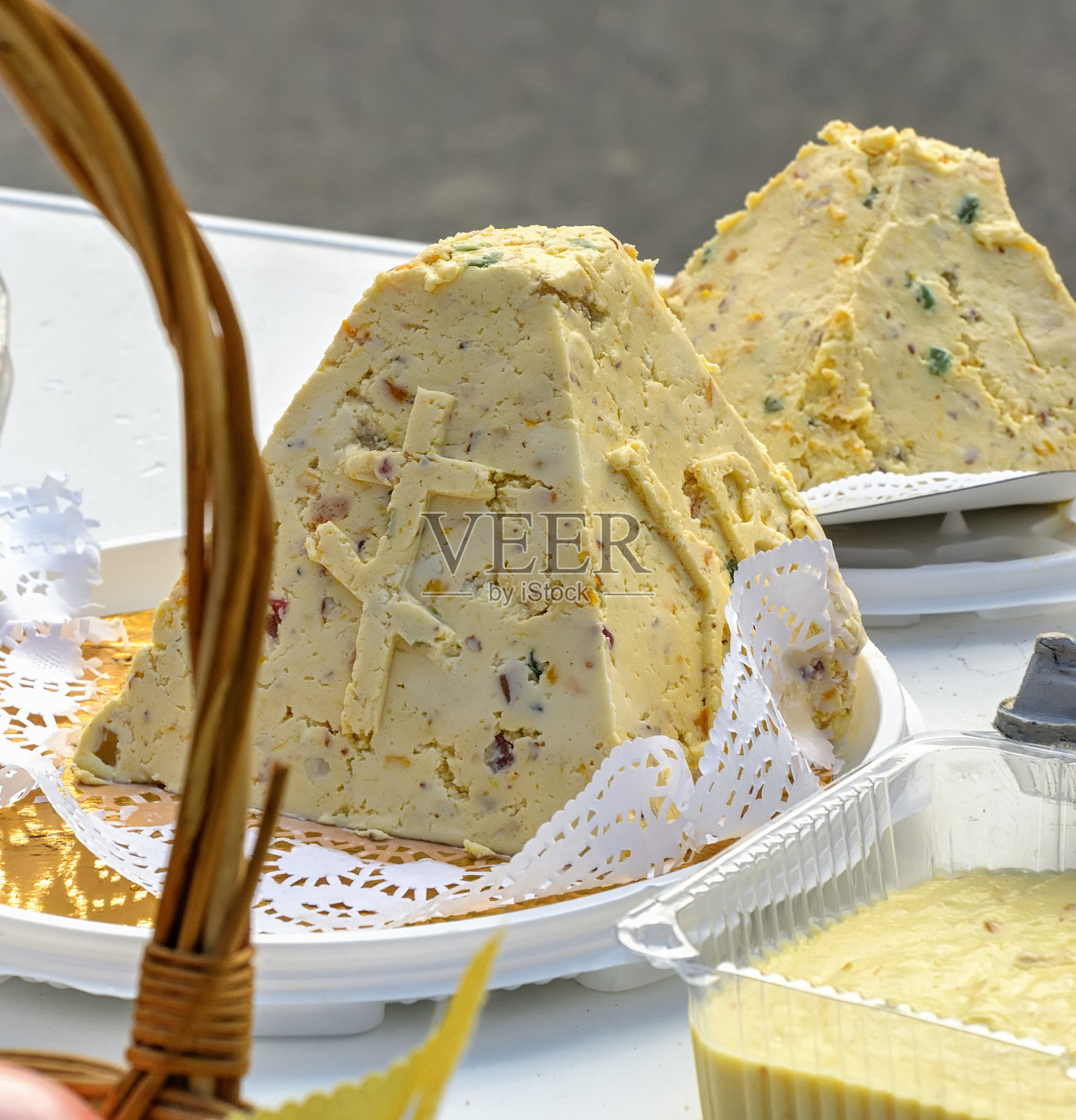 复活节彩蛋和蛋糕在寺庙附近的灯光。照片摄影图片