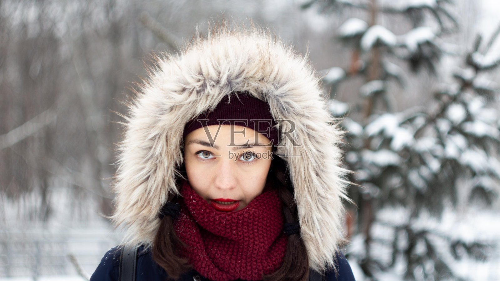 冬季森林里的年轻女孩肖像照片摄影图片