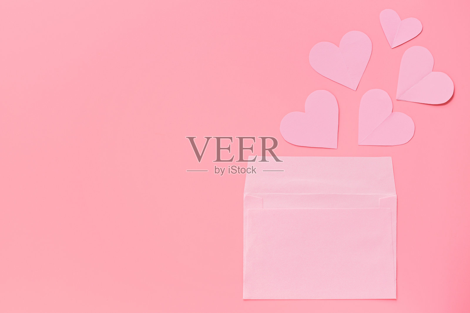 情人节的背景。信封里有粉红色壁炉的贺卡。平铺,俯视图,模型,模板,复制空间。2月14日庆祝活动的最小抽象作品照片摄影图片