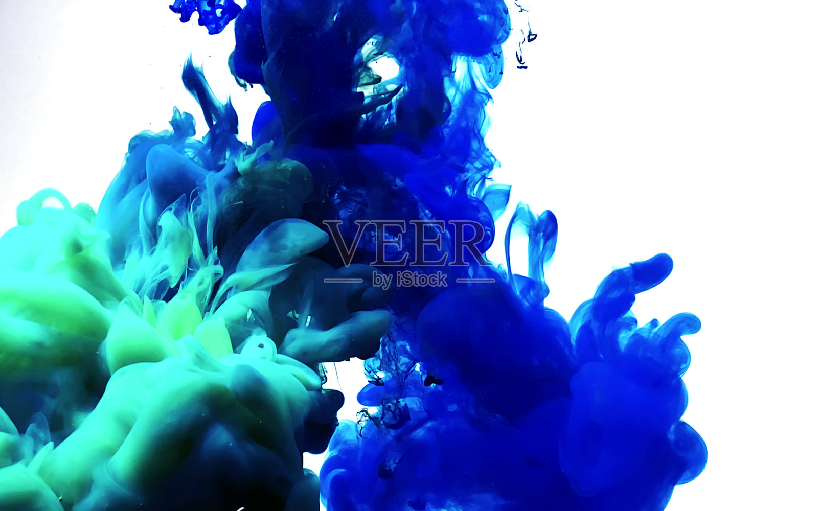 蓝色高渗抽象背景。时尚现代的背景。水彩油墨在水中。照片摄影图片