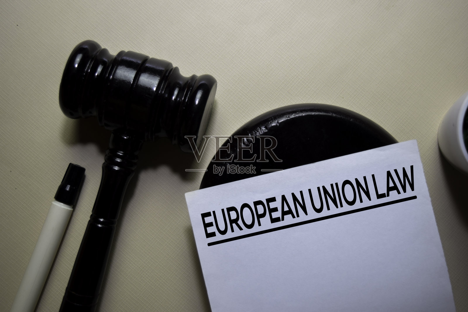 欧洲联盟法律文本的文件和小木槌孤立在办公桌上。正义的法律概念照片摄影图片