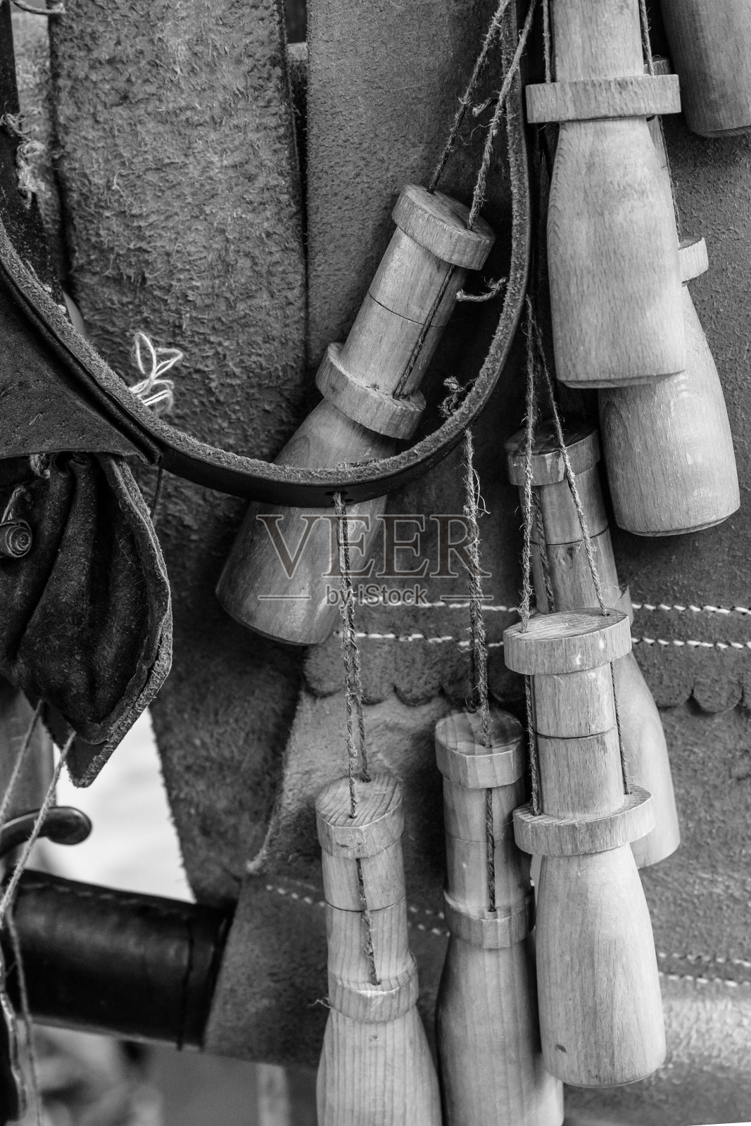 底座皮带粉烧瓶木质背景军仿空间照片摄影图片