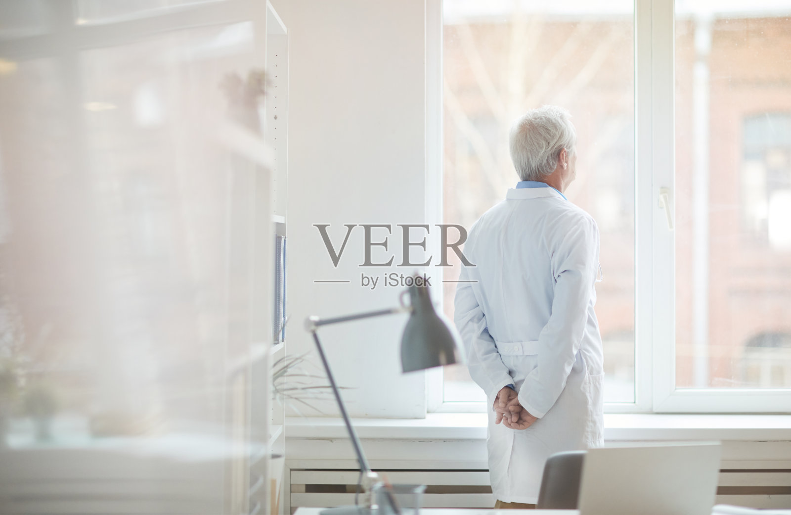 男高级医生站在办公室照片摄影图片