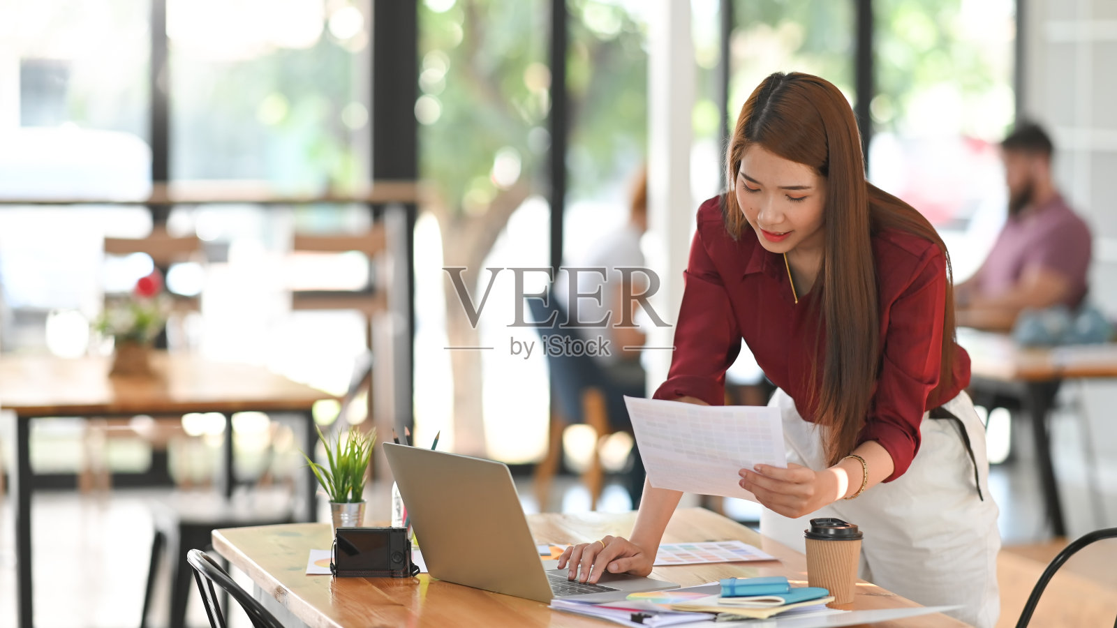 年轻的创意女性在艺术家工作空间用笔记本电脑选择颜色指南照片摄影图片