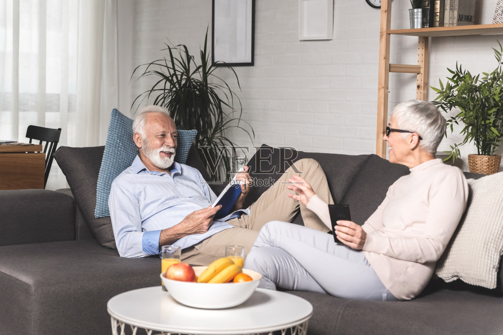 老夫妇一起呆在家里照片摄影图片