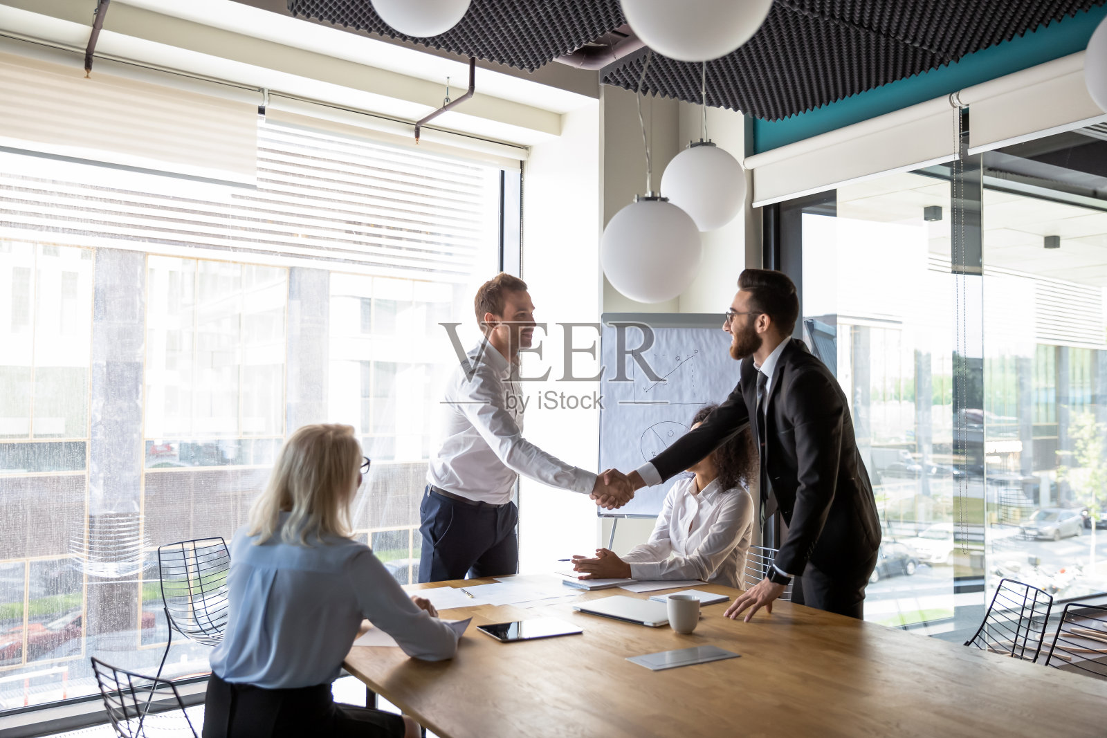 多种族的男性商业伙伴在会议上握手问候照片摄影图片
