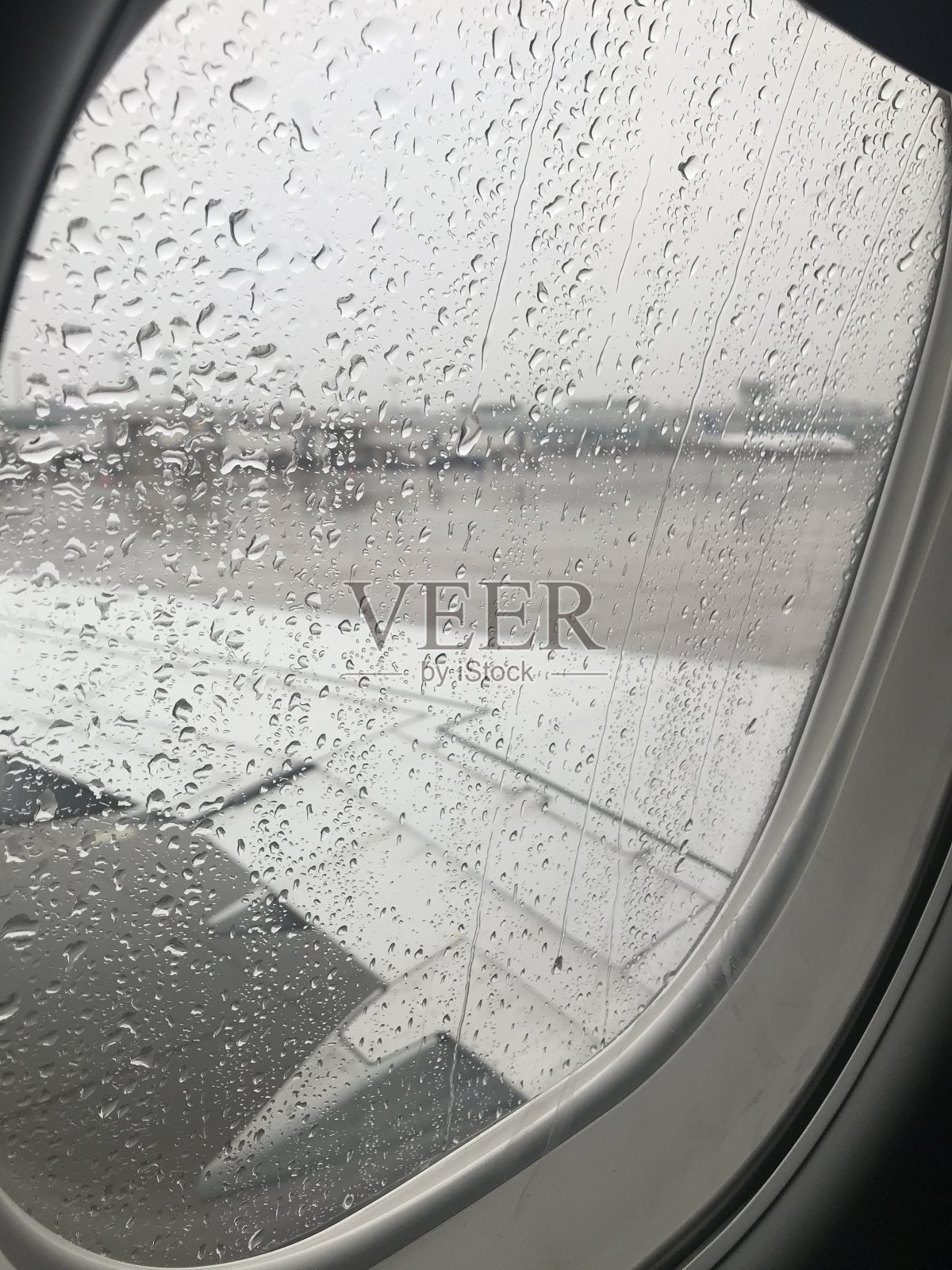 飞机窗外的雨景。照片摄影图片