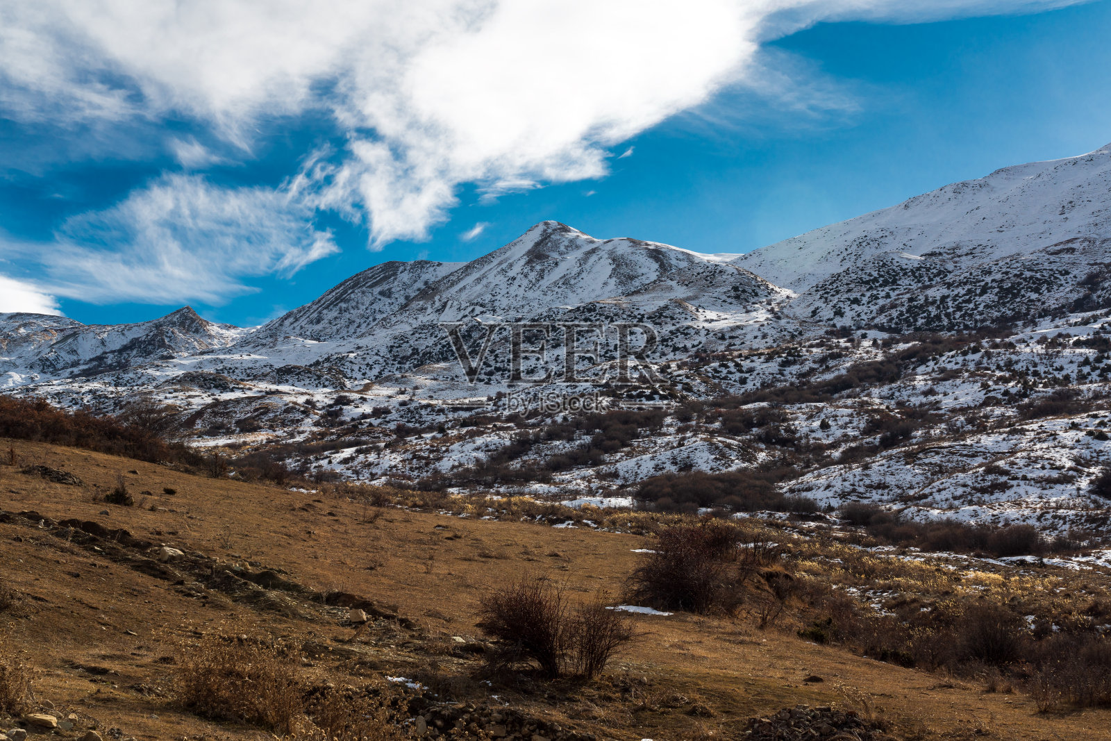 山顶上覆盖着雪景照片摄影图片