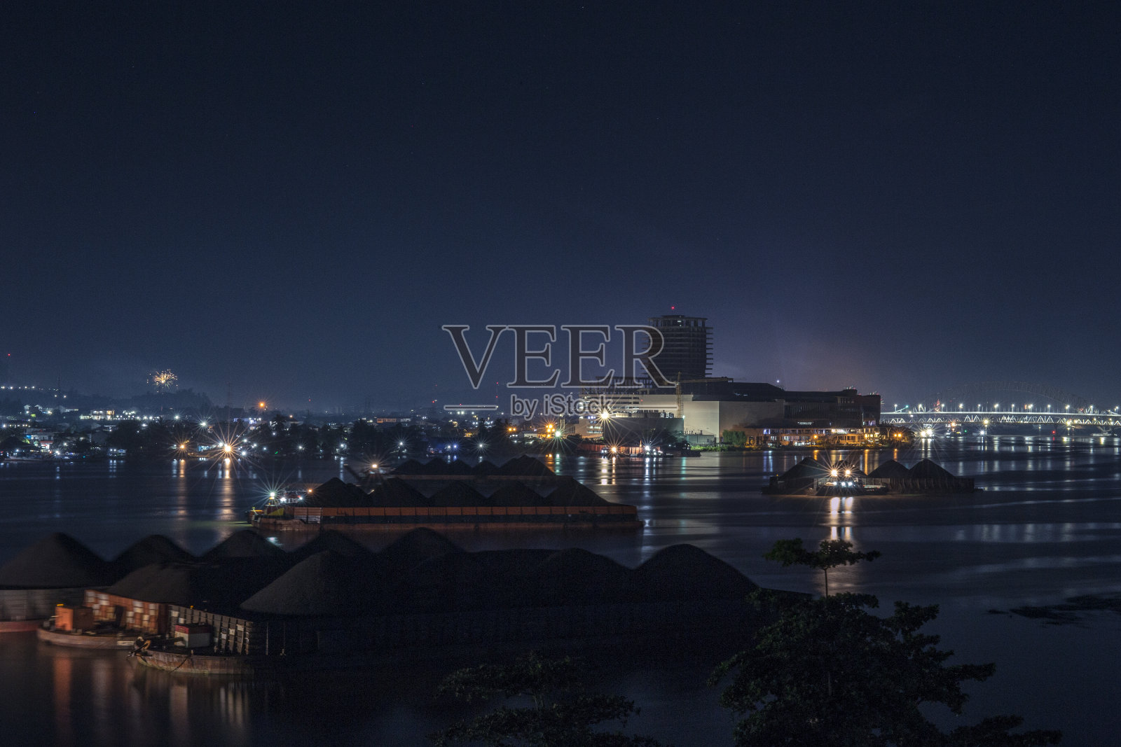 萨马林达Mahakam河的2020年新年照片摄影图片