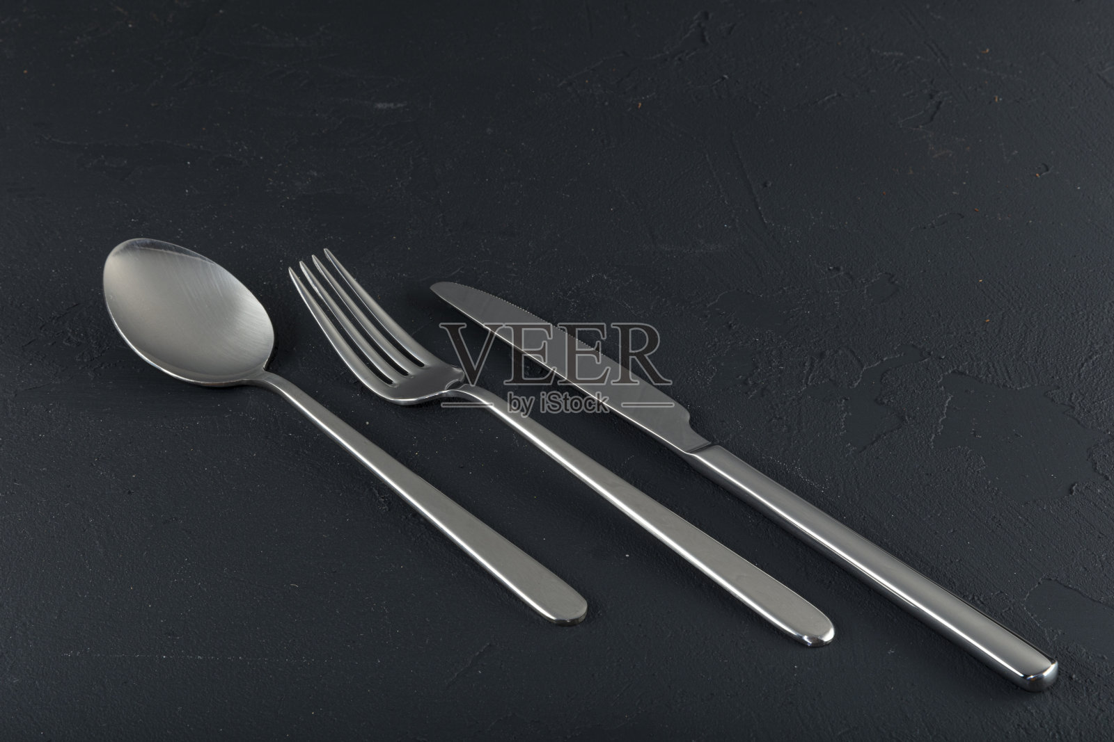 刀,勺和叉的抽象形象在黑暗的背景。照片摄影图片