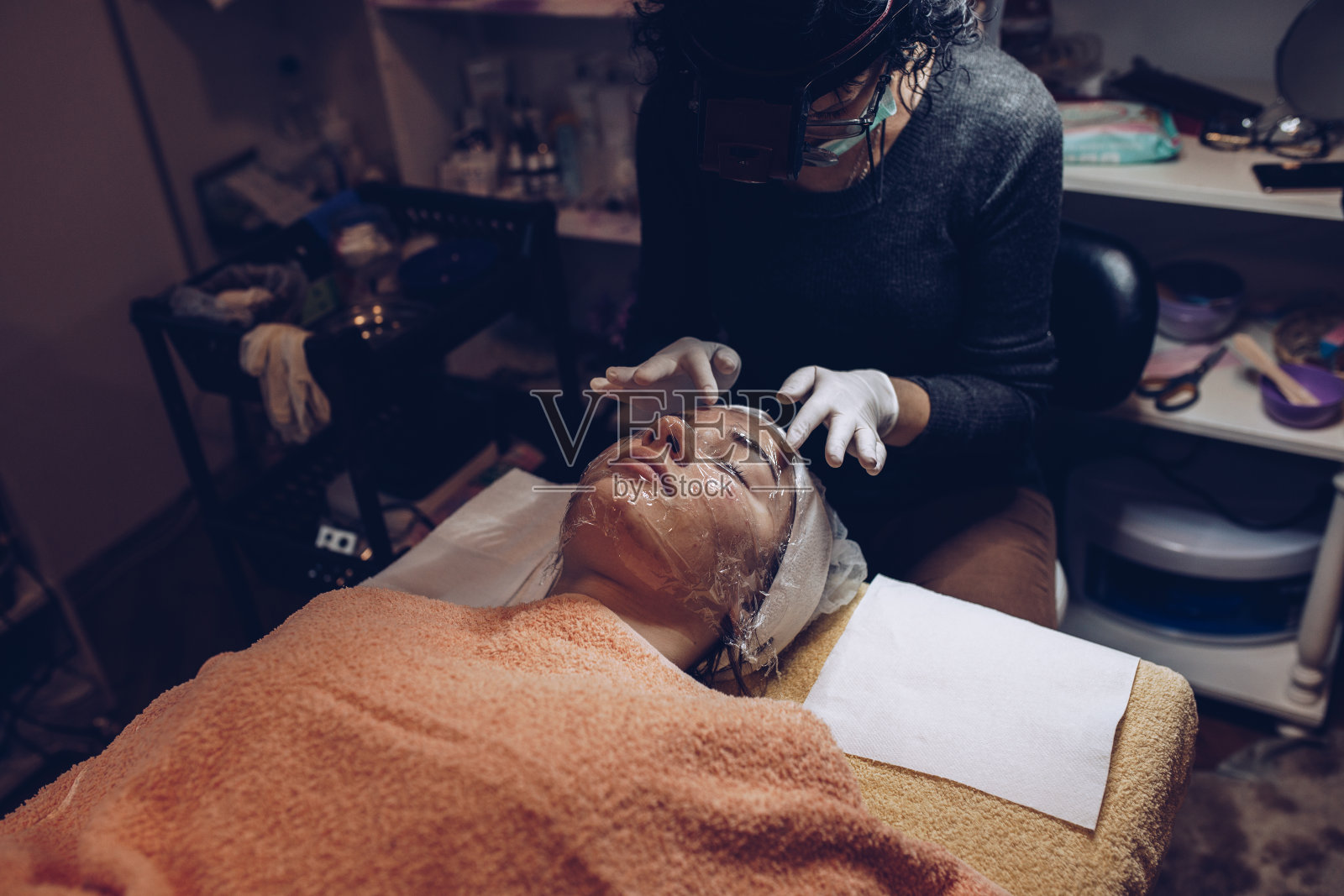 年轻女性正在美容院接受清洁治疗照片摄影图片