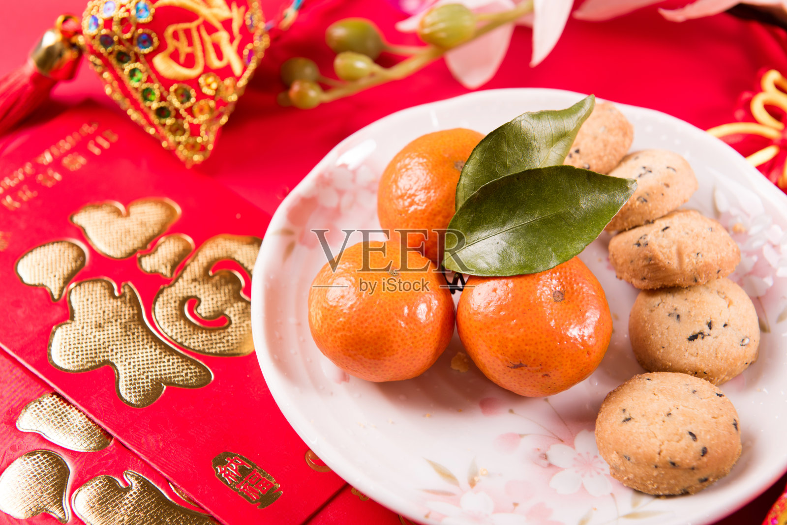 红色背景上的饼干和红包照片摄影图片