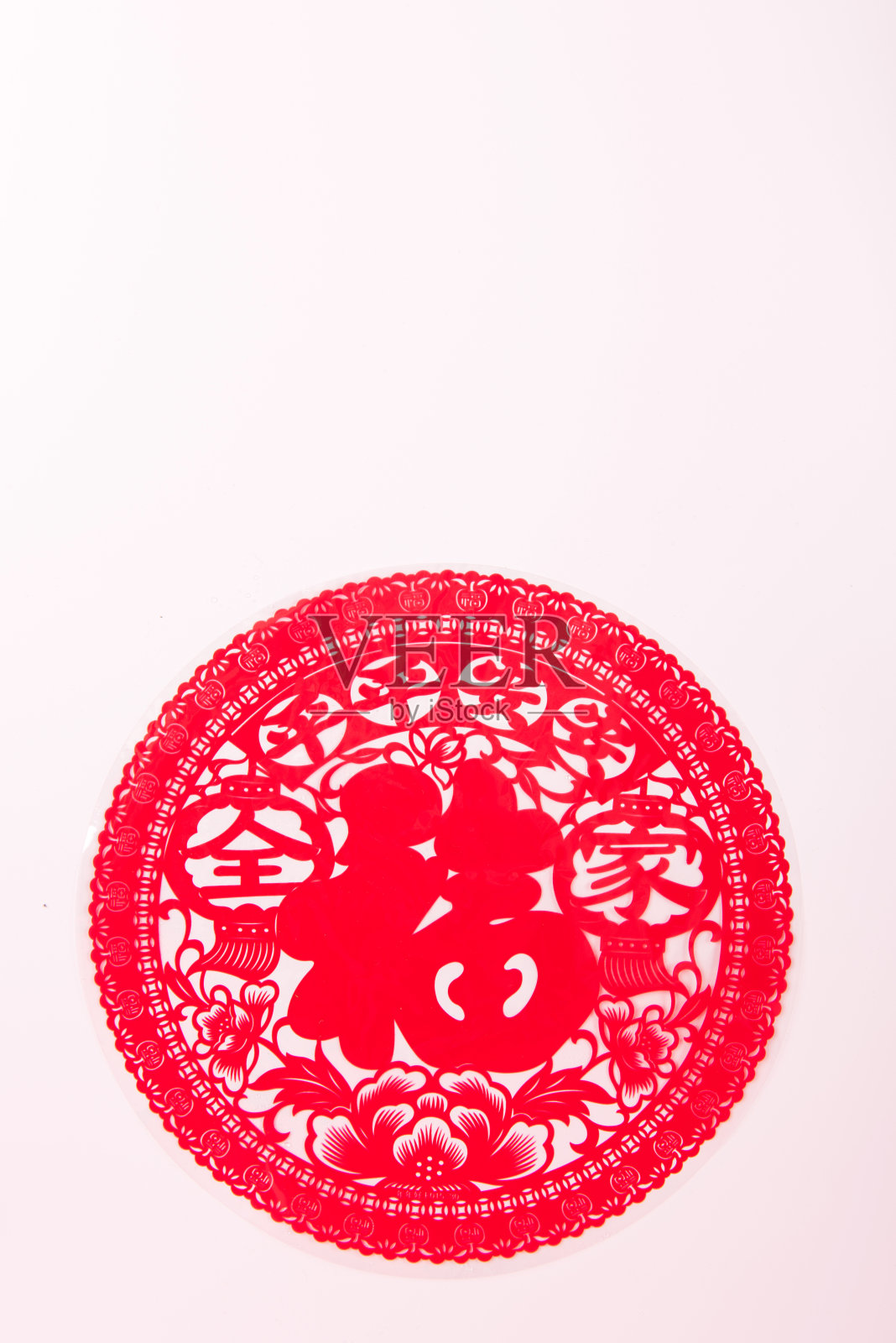 白色背景上用来装饰窗户的剪纸照片摄影图片