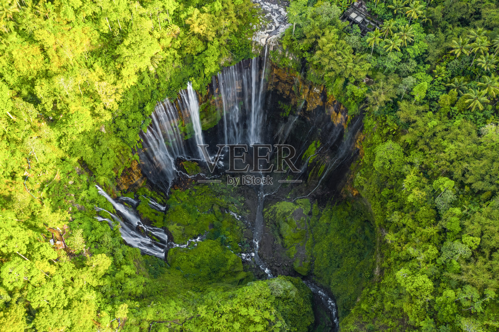从上面俯瞰,令人惊叹的Tumpak Sewu瀑布也被称为Coban Sewu。照片摄影图片