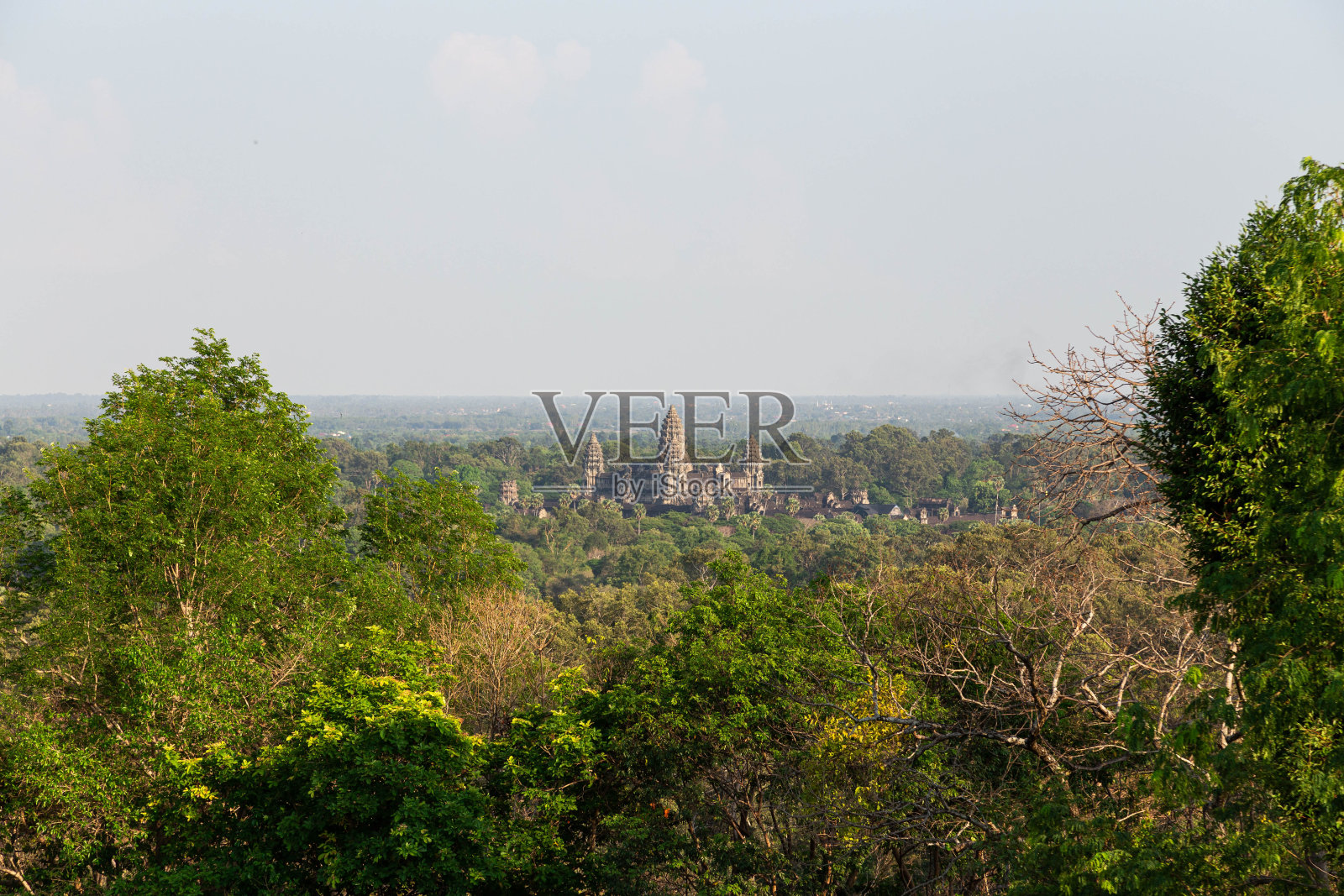 从远处的山上俯瞰吴哥窟照片摄影图片