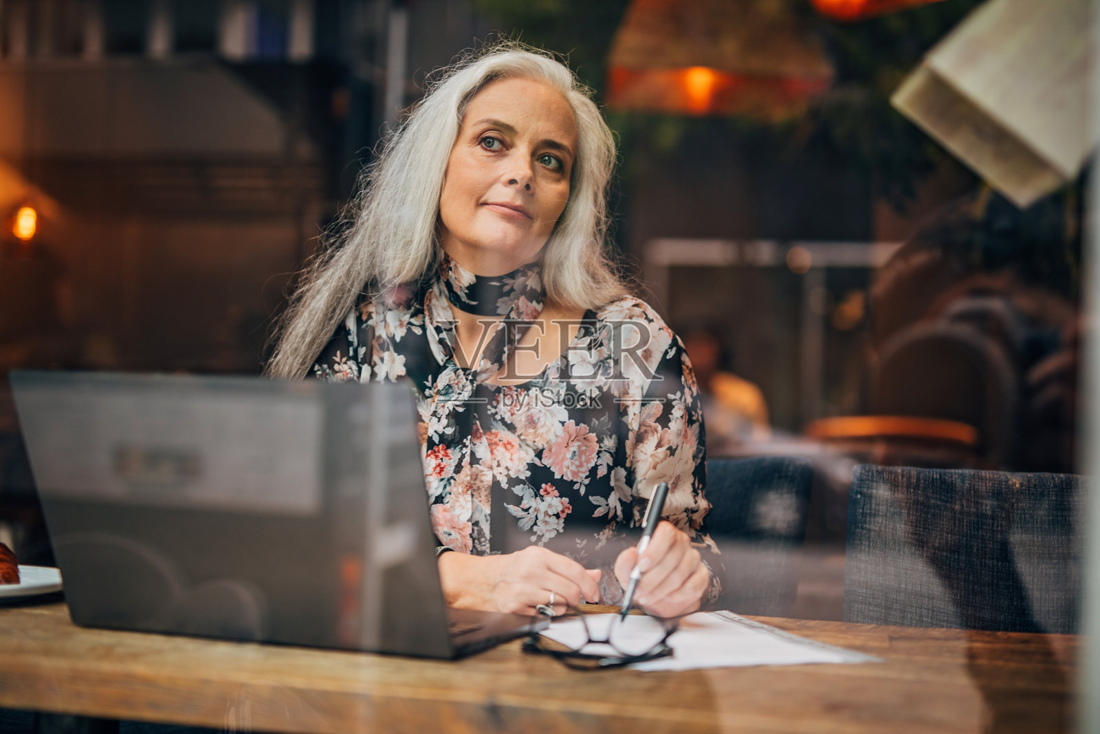 女商人独自坐在咖啡馆里照片摄影图片