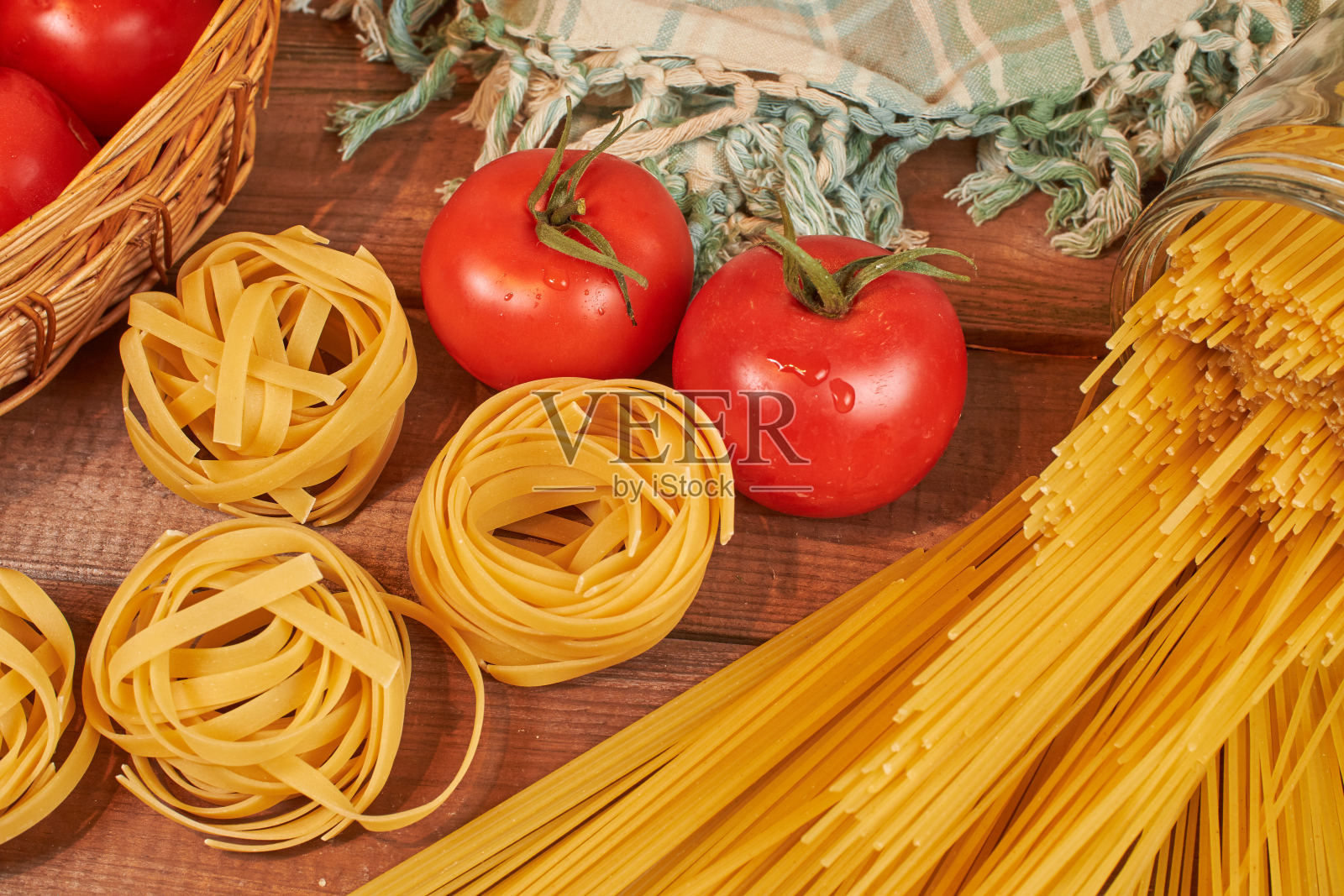 各种面食和西红柿照片摄影图片