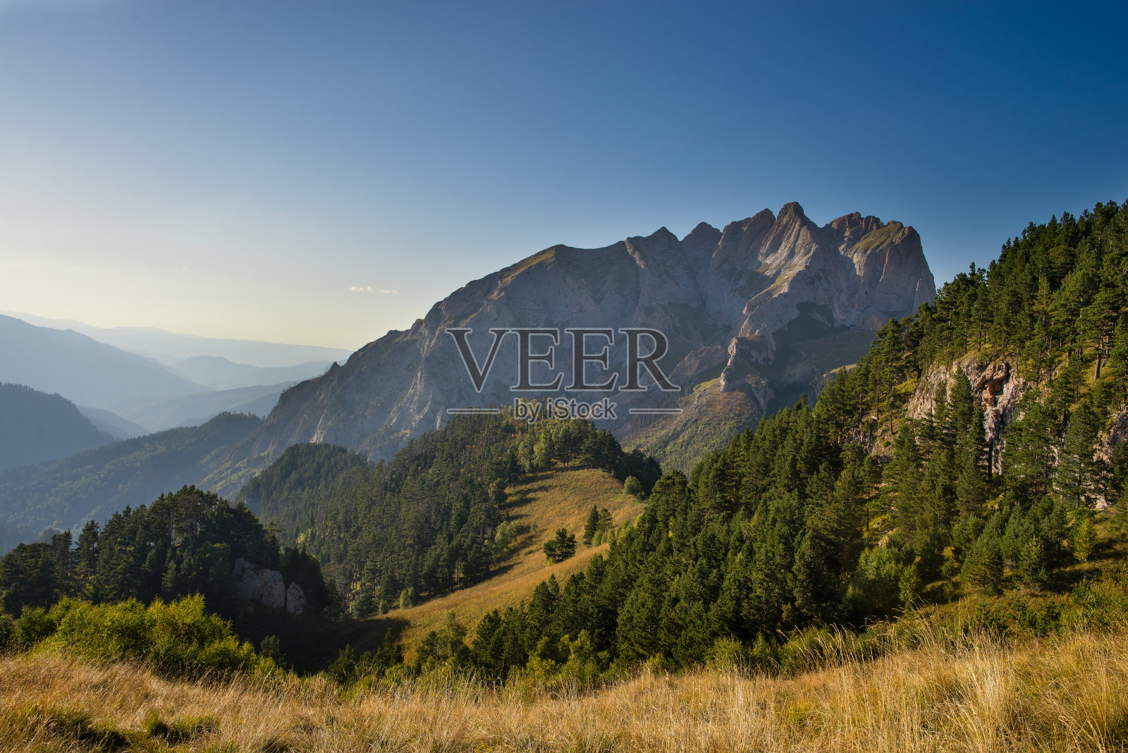 阿迪格亚共和国的高加索山脉,克拉斯诺达尔地区。俄罗斯南部。美丽的高加索山麓。Thach自然公园。Achenbuk山。照片摄影图片