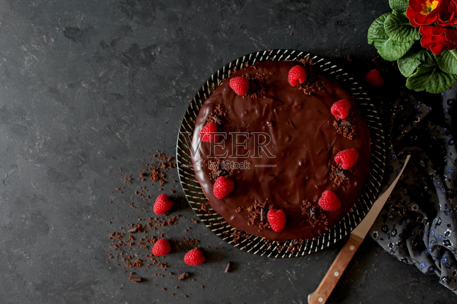 巧克力蛋糕和水果在石头的背景。照片摄影图片