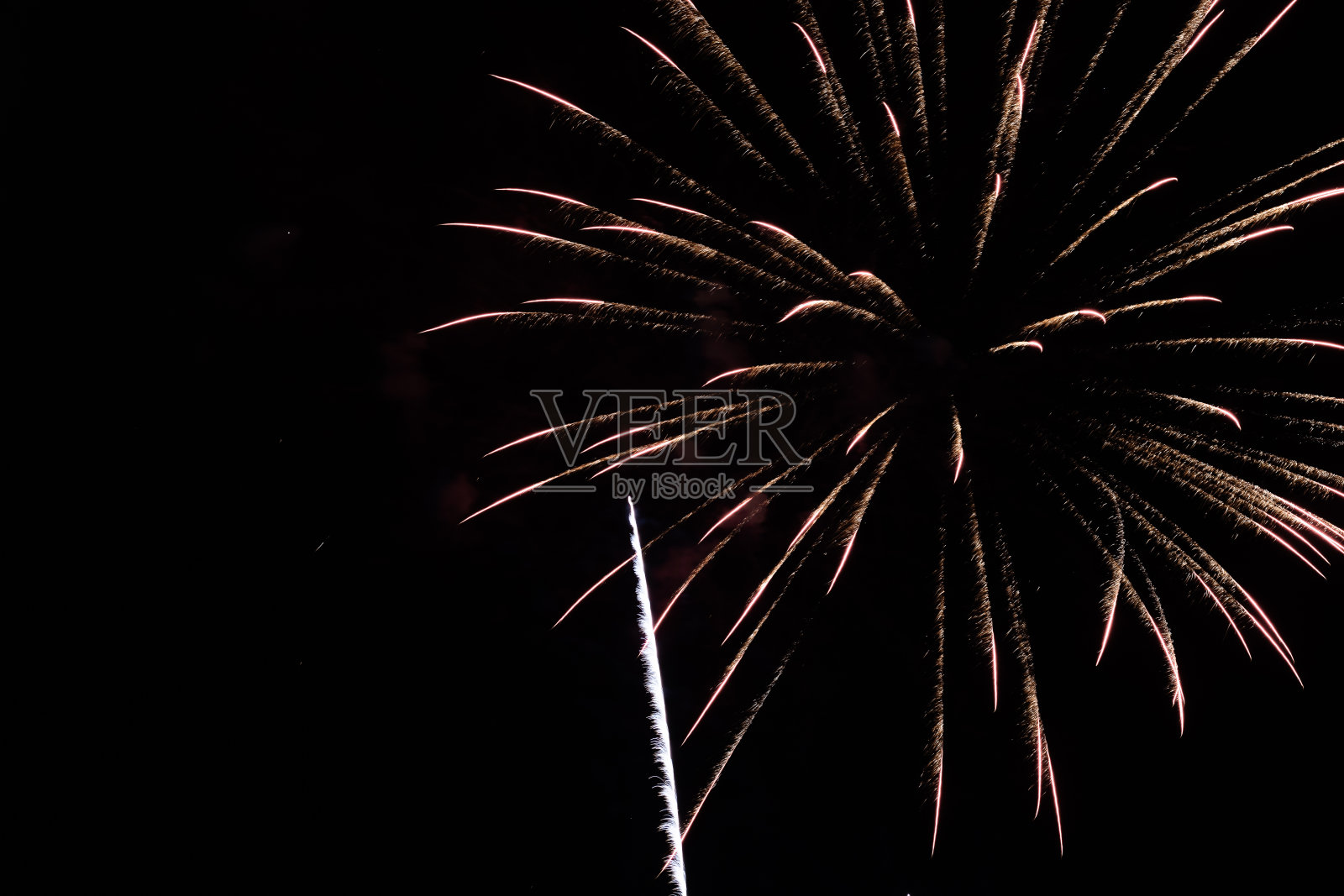 在西班牙圣胡安的夜晚,令人惊叹的烟花照片摄影图片