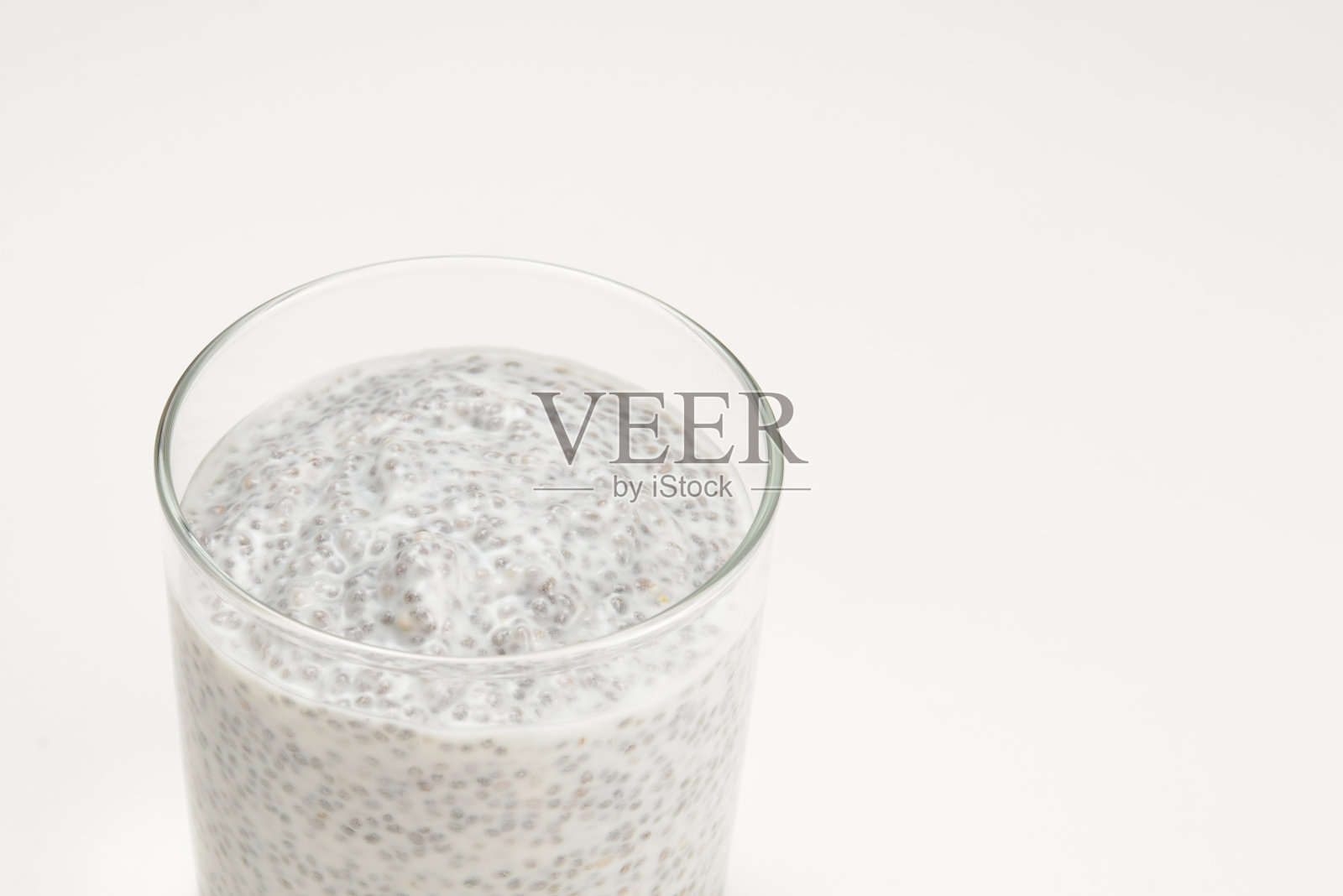 玻璃布丁,白色背景。文字或设计空间。照片摄影图片