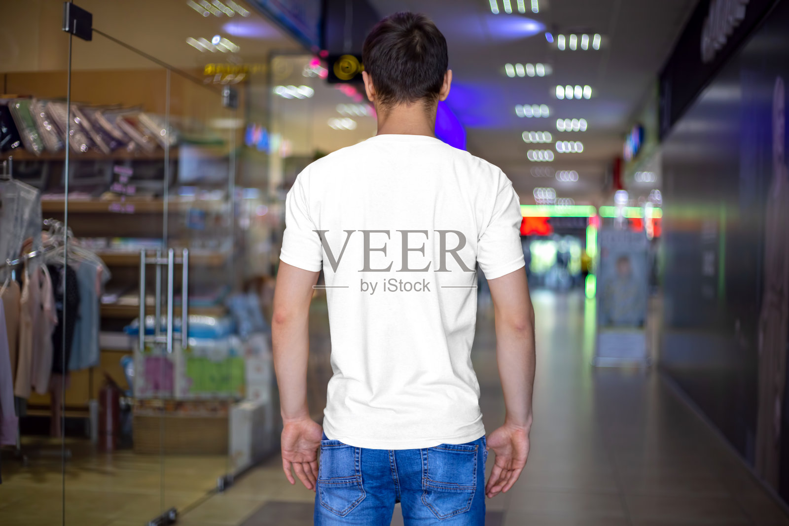 展示了一个男人身上的白色t恤模型,后视图。照片摄影图片