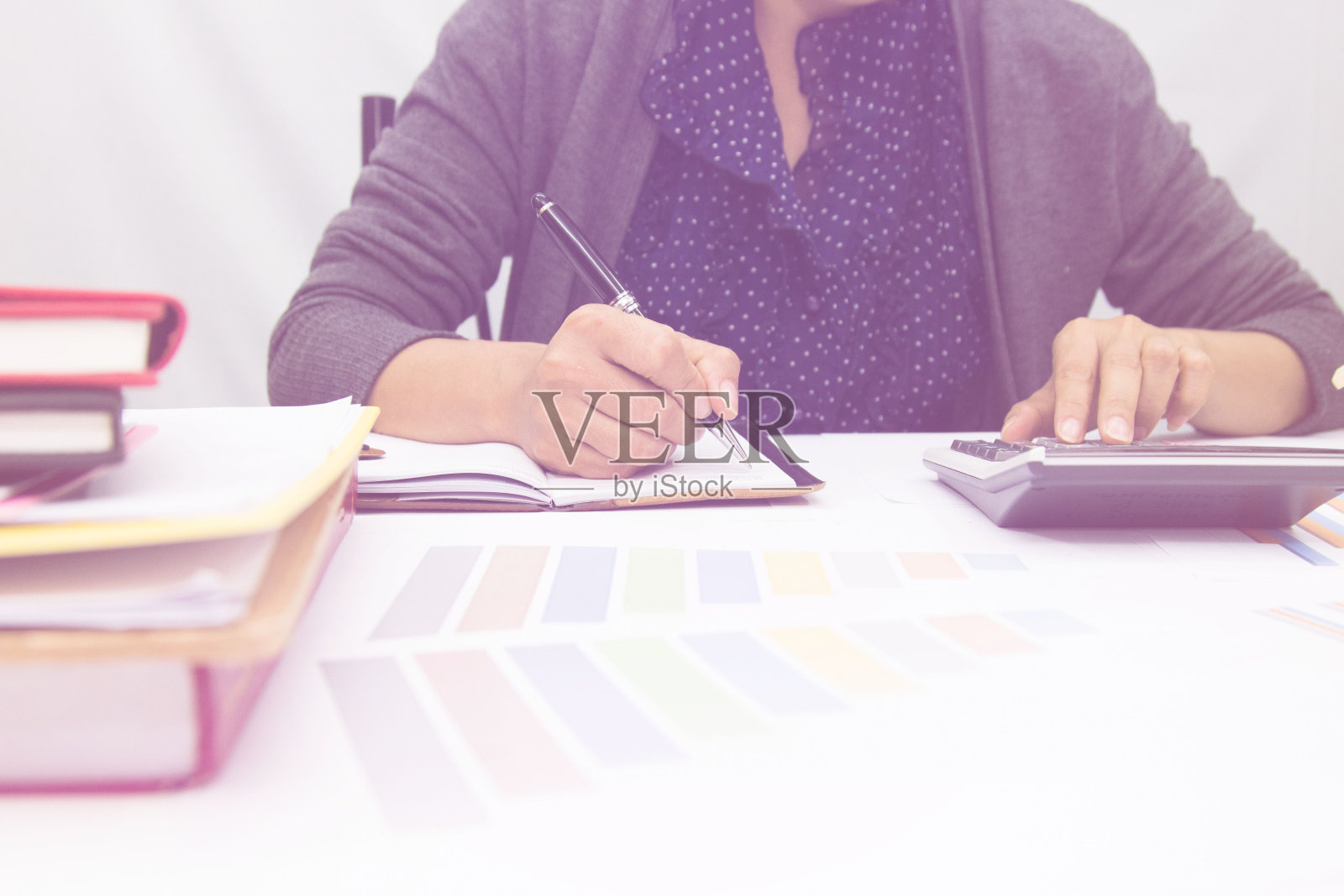 一位女商人在他的工作场所规划投资图表。经营理念。照片摄影图片