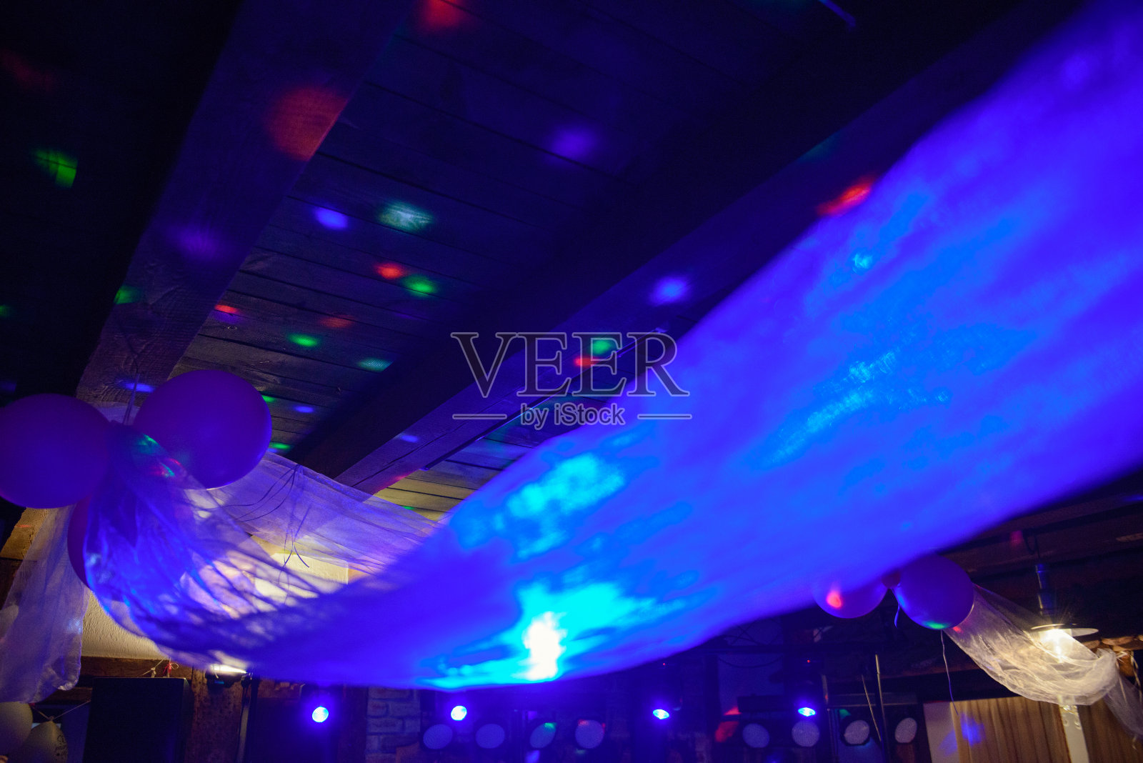 新娘和新郎在他们的婚礼上跳第一支舞。舞池里的客人。照片摄影图片