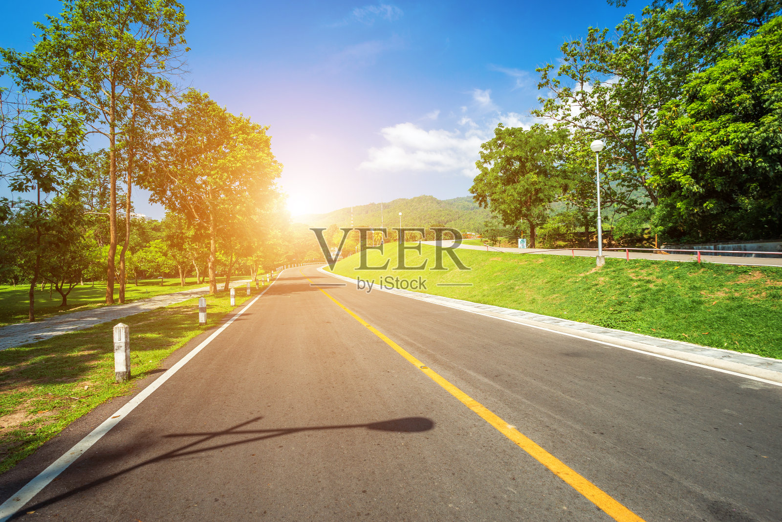 沿途风景一览清迈大学林山蓝天背景白云,自然之路在山林中。照片摄影图片