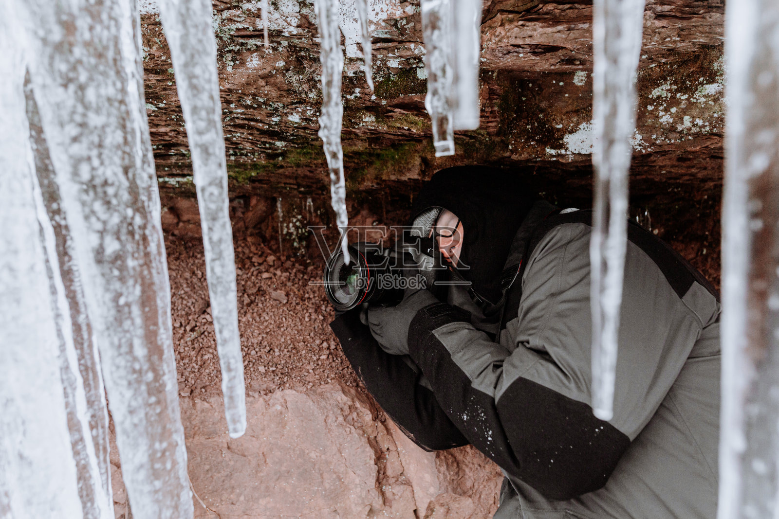 摄影师探索结冰的瀑布照片摄影图片