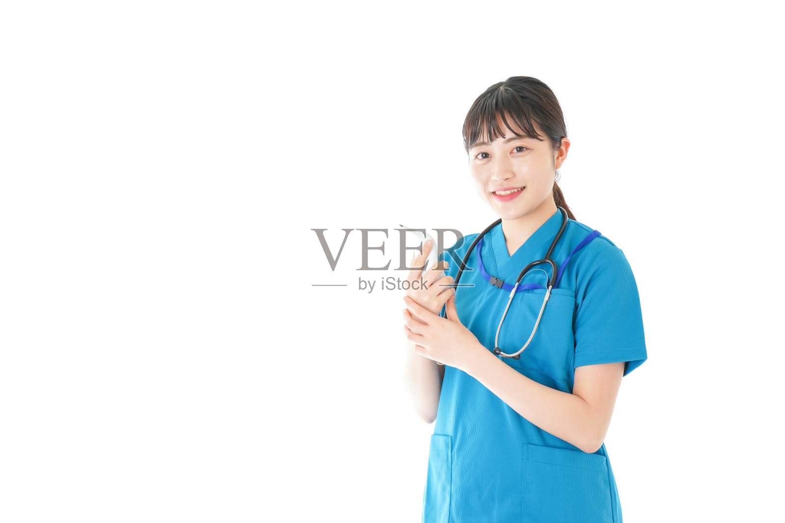 微笑的年轻护士测量体温照片摄影图片