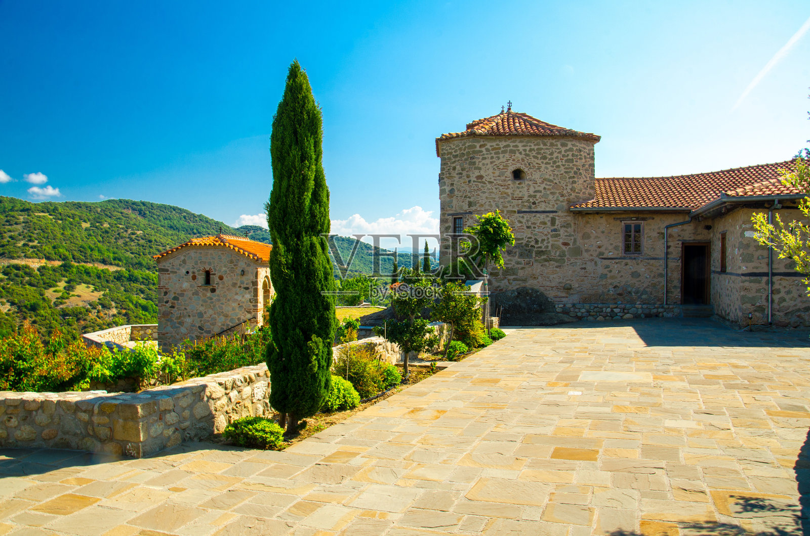 迈泰奥拉修道院圣三一修道院庭院,希腊卡拉巴卡照片摄影图片