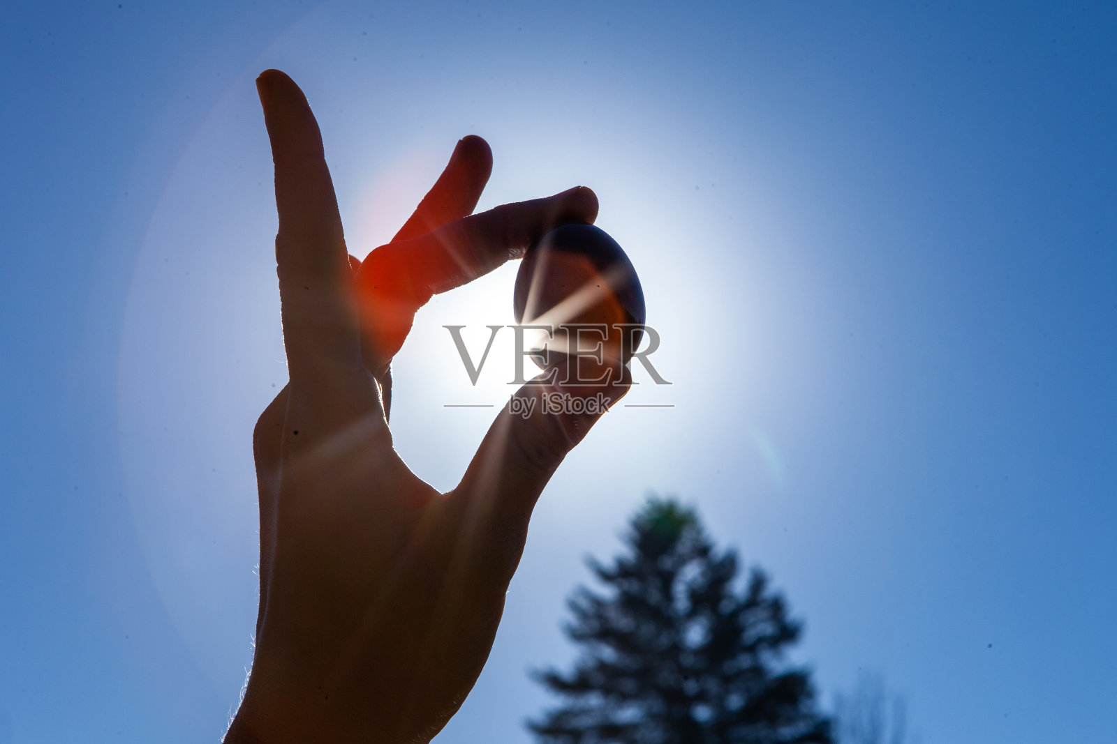 年轻的女子举着她神圣的玉女玉蛋在天空中照片摄影图片