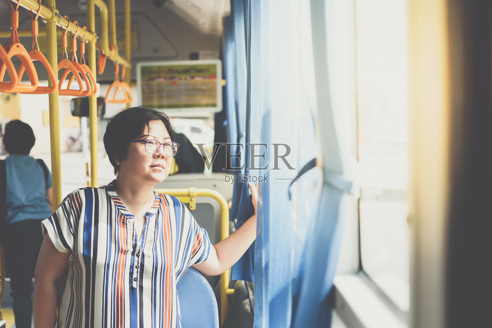 亚洲妇女在城市乘客车旅行照片摄影图片