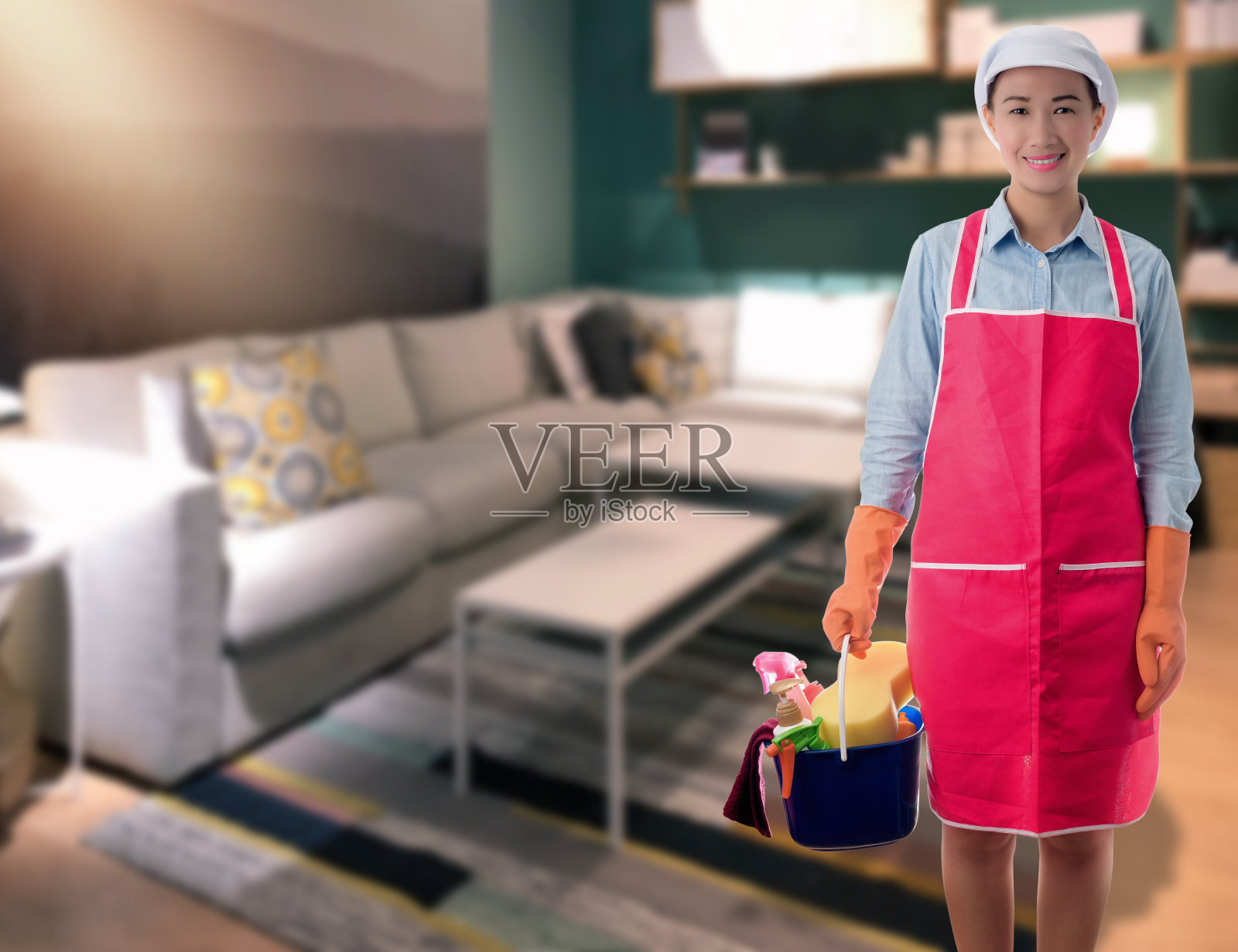 拿着水桶准备打扫客厅的妇女照片摄影图片