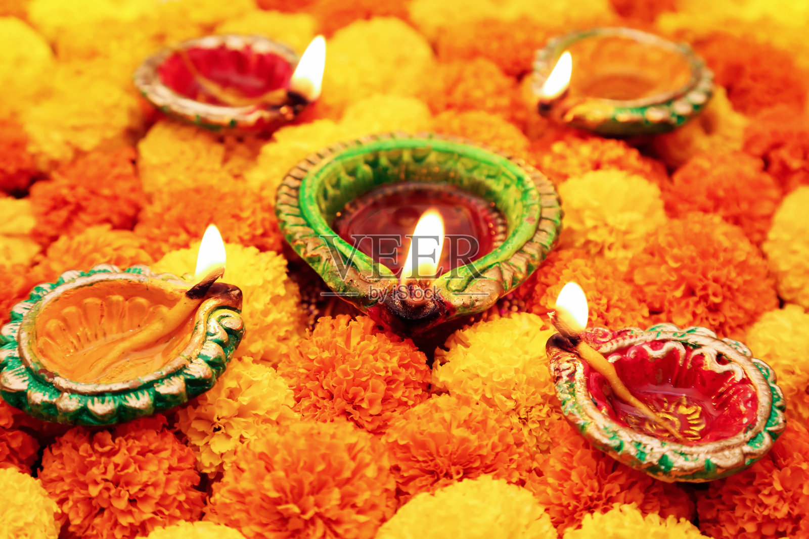 排灯节的背景内容与传统的粘土油灯和万寿菊花照片摄影图片