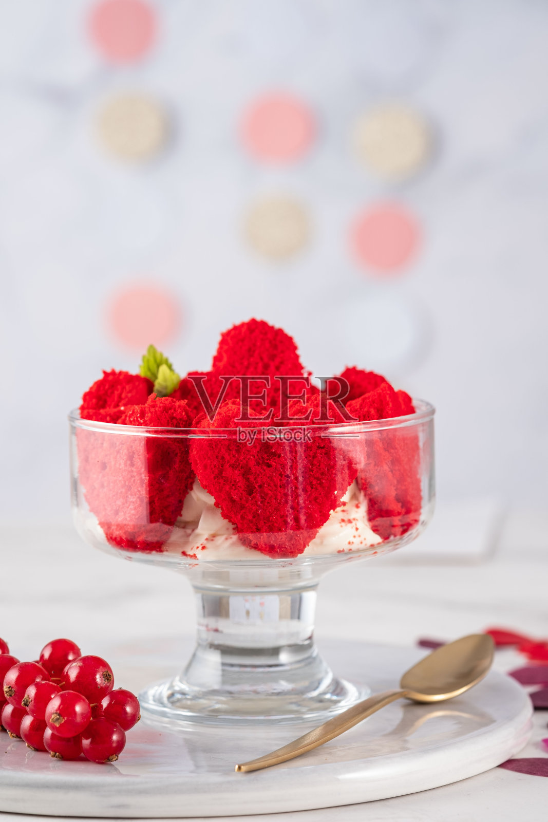 情人节用红醋栗做成的甜点。照片摄影图片