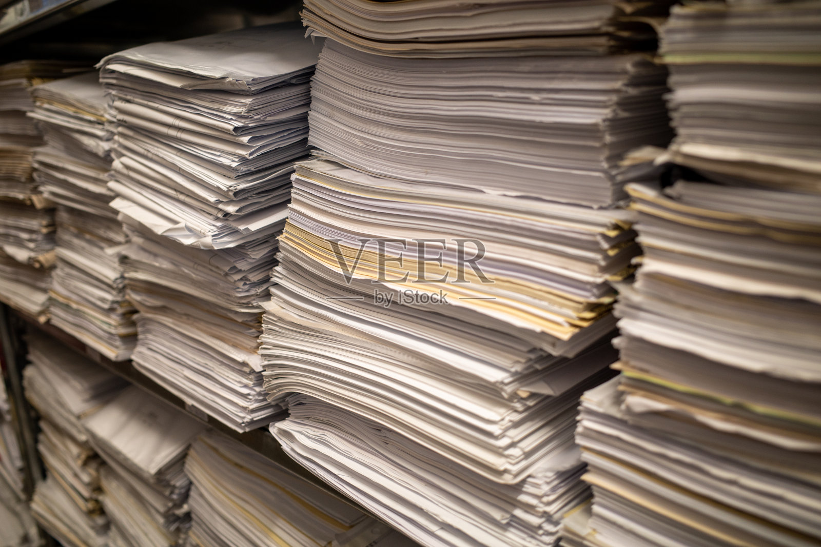 在档案库里有一些架子上堆满了堆积如山的文件照片摄影图片