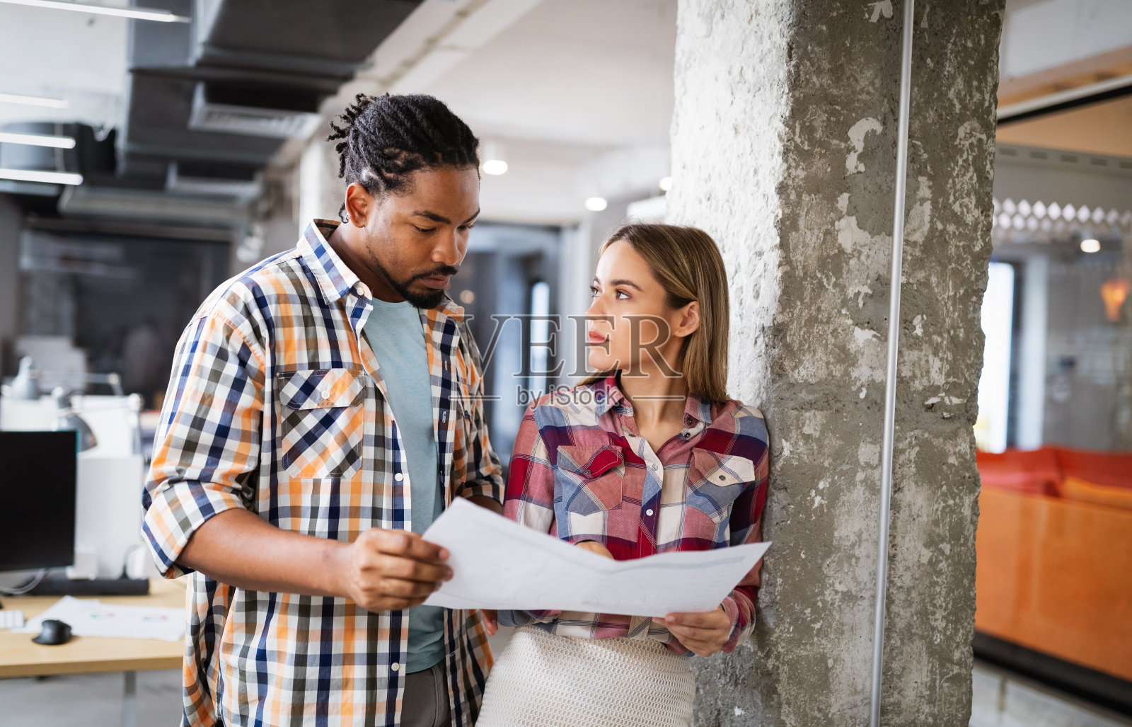 快乐的创意团队在办公室。商业、创业、设计、人与团队的理念照片摄影图片