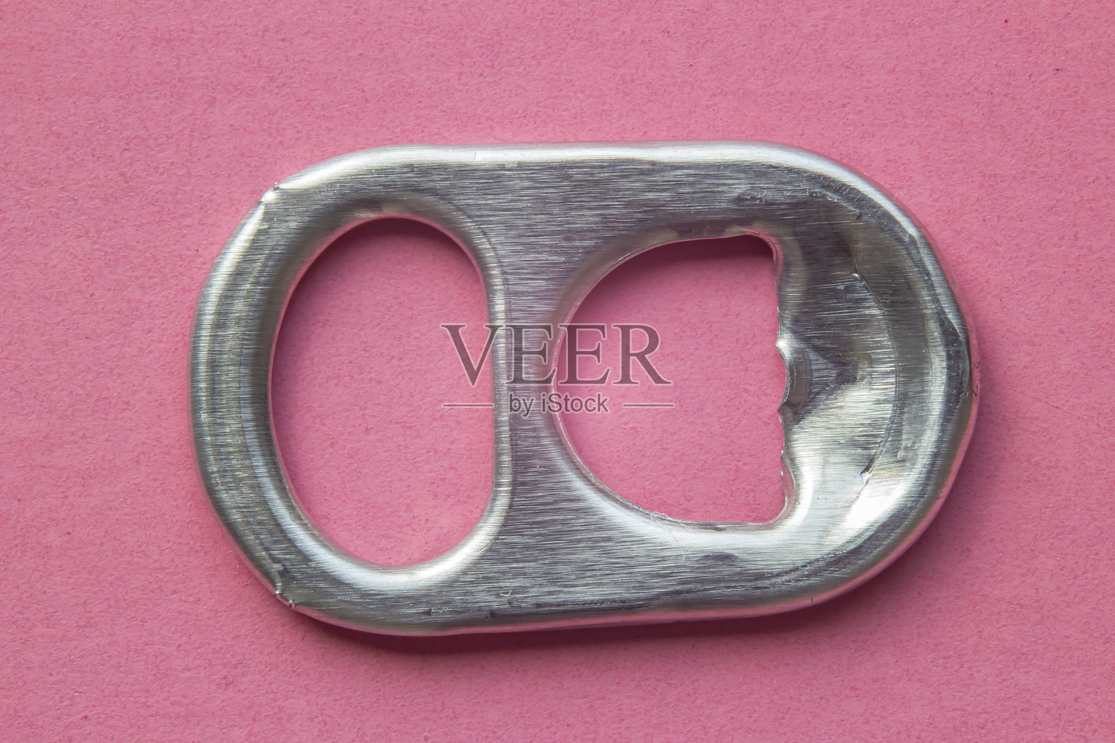 分离啤酒罐轻敲环特写在一个粉红色的背景照片摄影图片