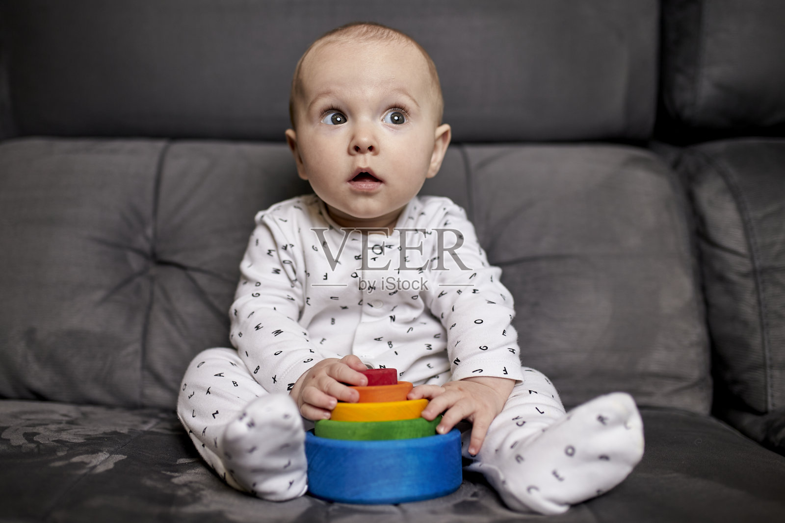 沙发上的宝宝。照片摄影图片