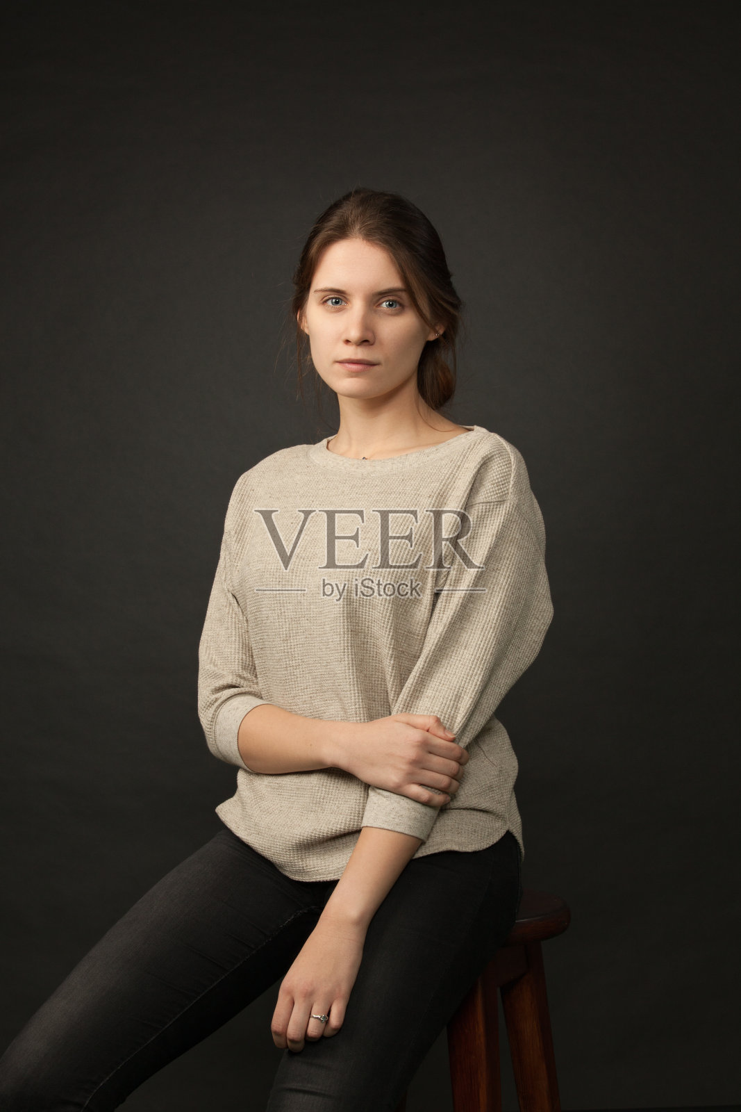 一个迷人的20岁女人的画室肖像照片摄影图片