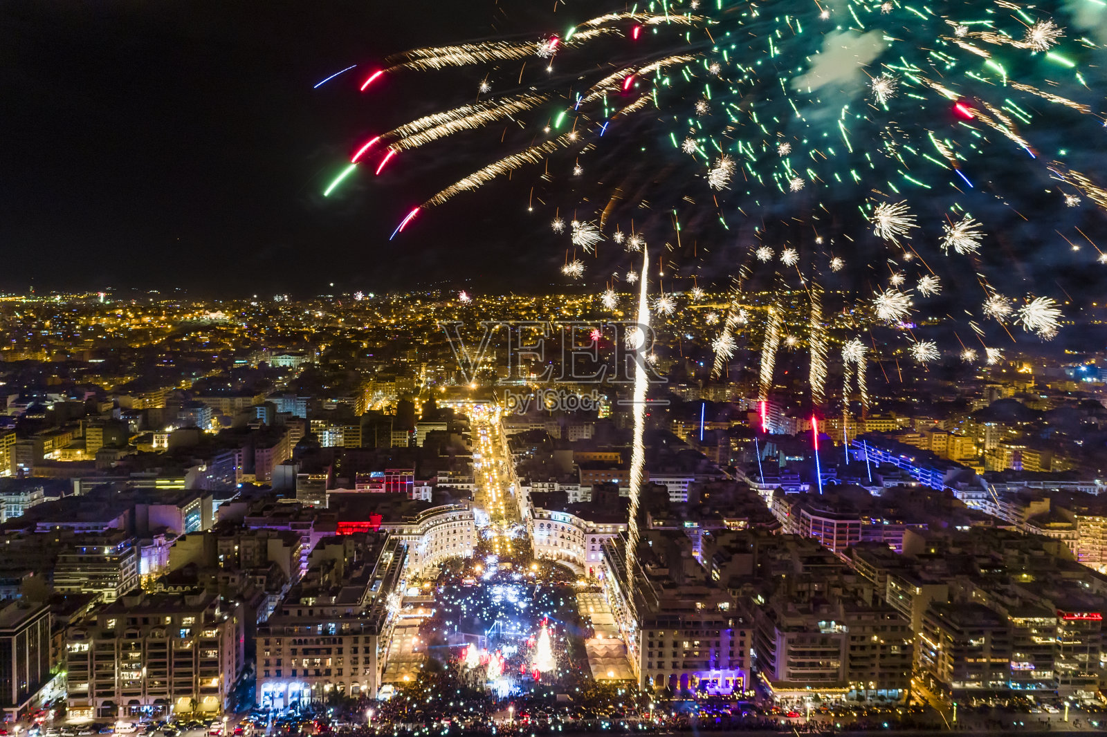 鸟瞰图的亚里士多德广场在塞萨洛尼基庆祝新年期间奇妙的多色焰火照片摄影图片