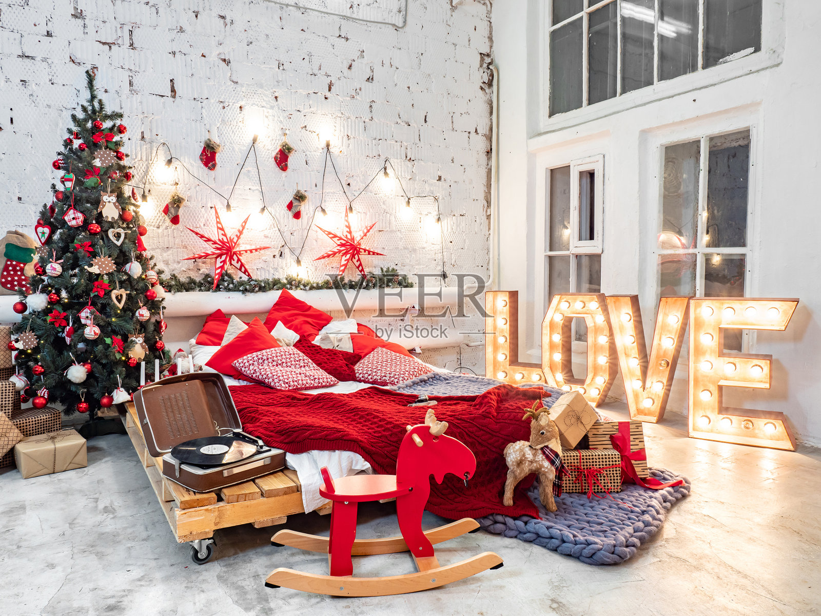 圣诞节装饰优雅的卧室。照片摄影图片